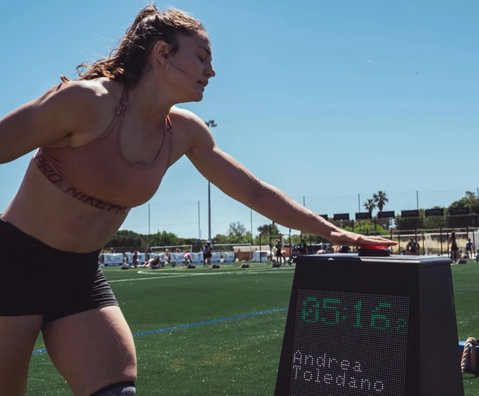 Athlete appuyant sur le buzzer connecte en exterieur